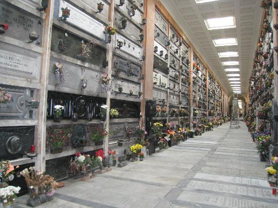 Il ricordo dei defunti cimiteri pieni