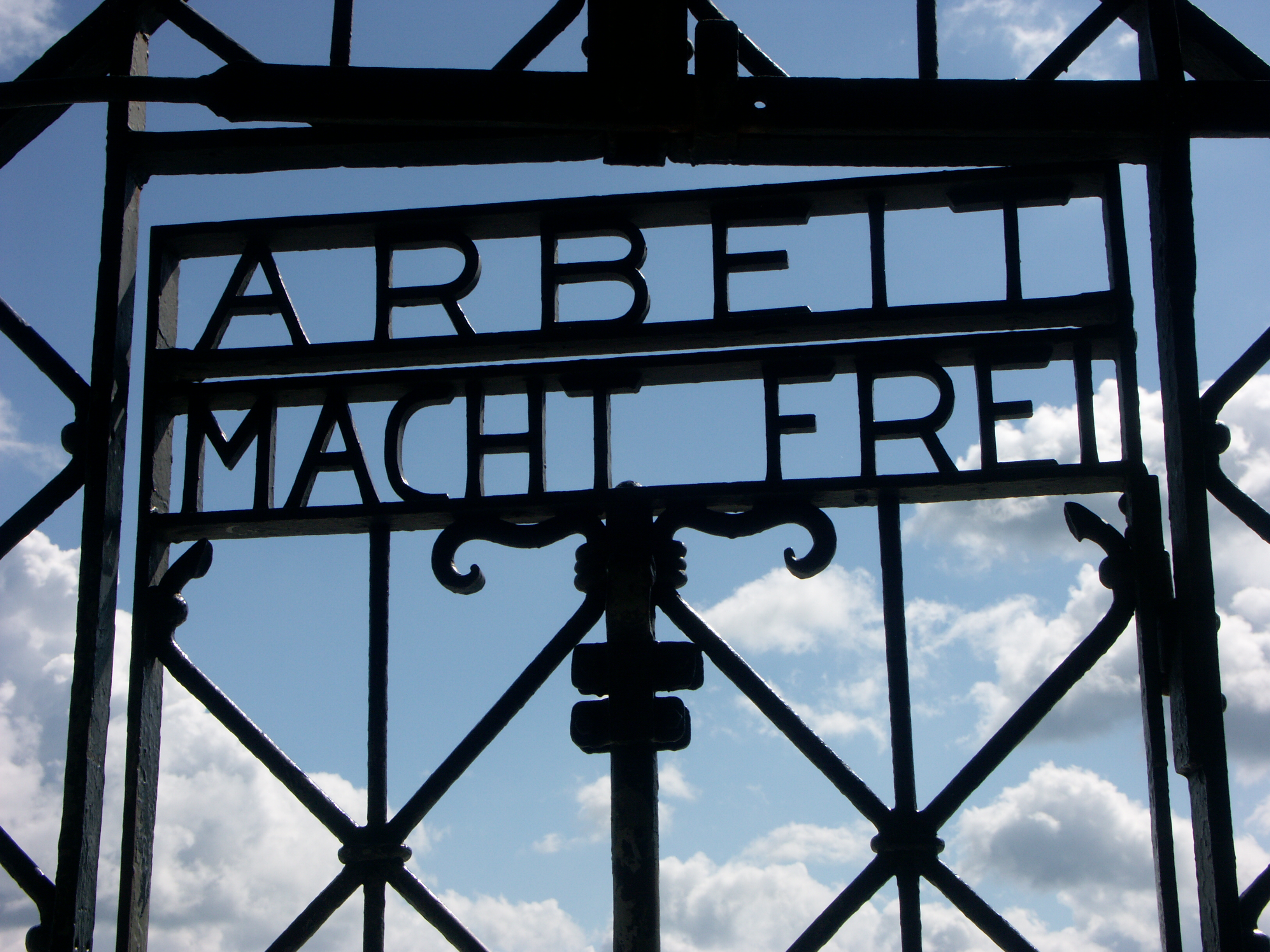 Profanata la memoria di Dachau, rubata la targa nazista con la scritta 