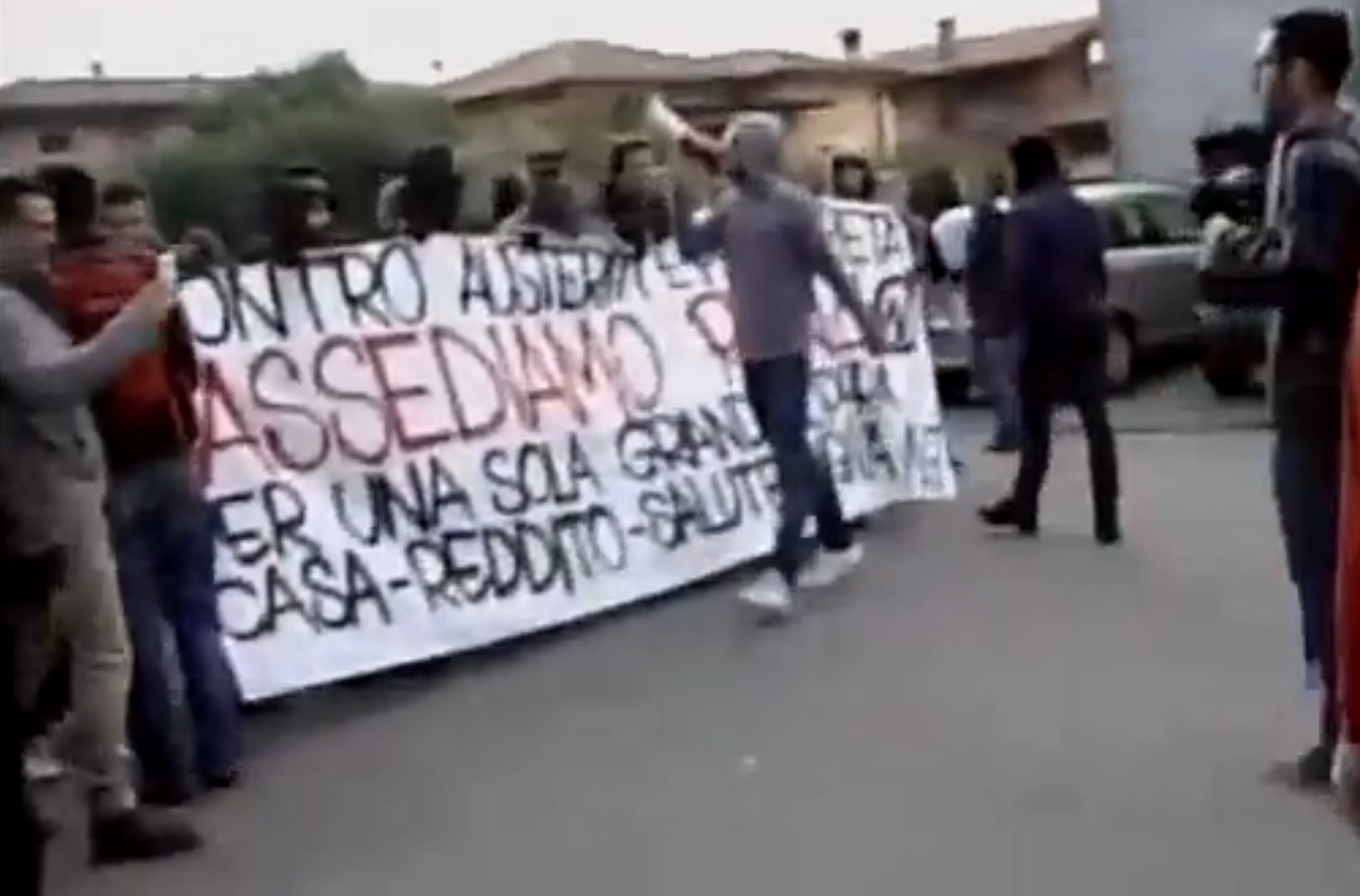 Renzi a Brescia, tensione al corteo dei centri sociali