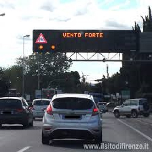 Vento stacca lamiera e finisce su auto, ferito l'autista