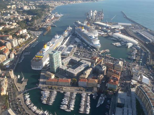 Frana in Corso Mazzini a Savona, due auto distrutte