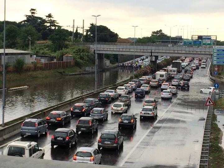 Roma sotto il diluvio, quattro stazioni metro chiuse