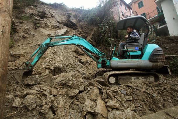 Sestri Levante, enorme frana nella notte. A Chiavari un masso chiude la strada interpoderale