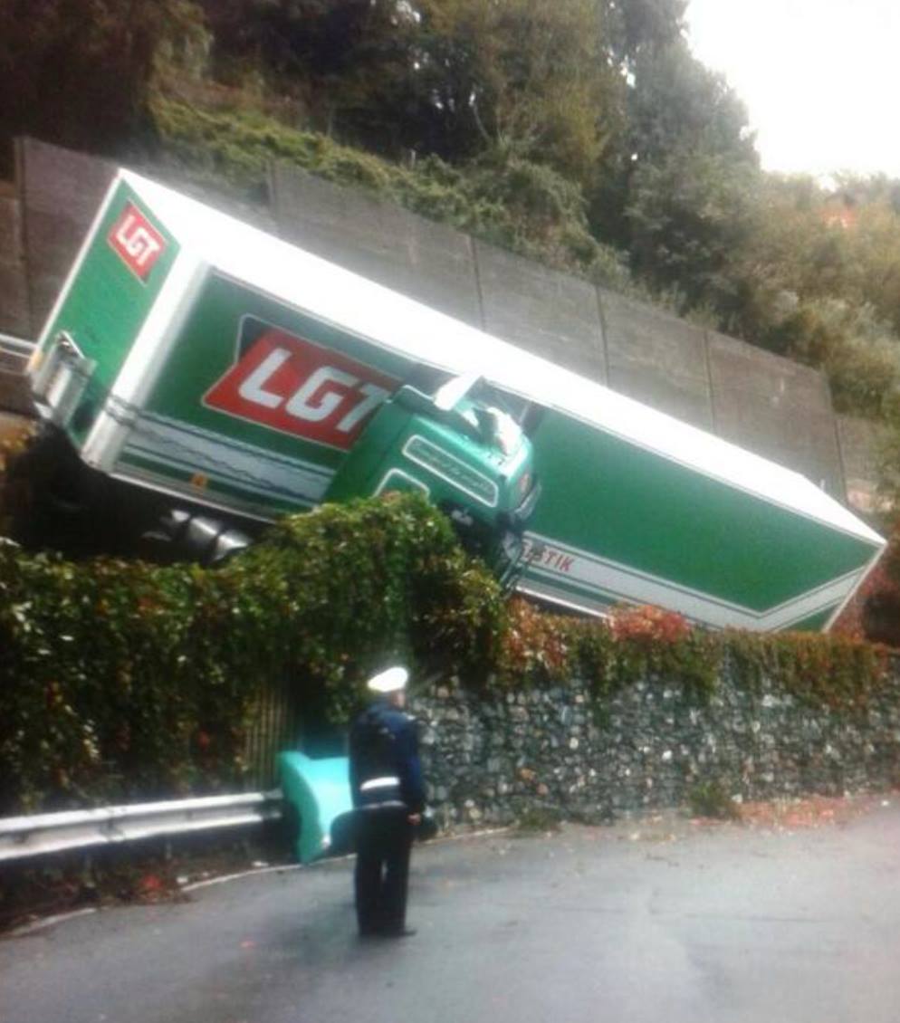 Camion sfonda guardrail sulla A26