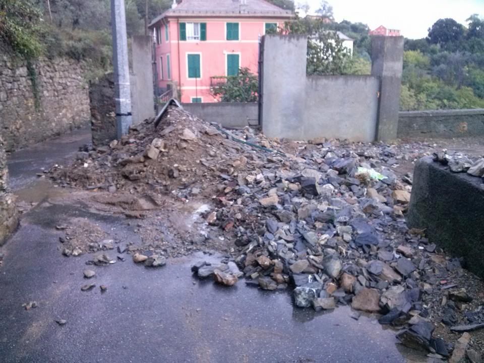 Massi sulla casa, evacuate 4 famiglie a Genova in via Lagaccio