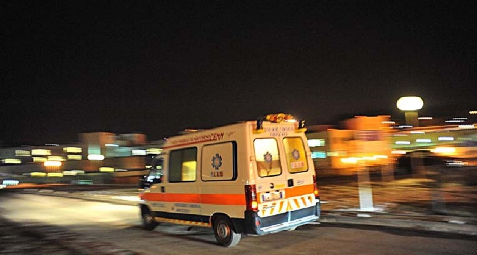 Suv si scontra con un'ambulanza: quattro feriti in corso Mazzini