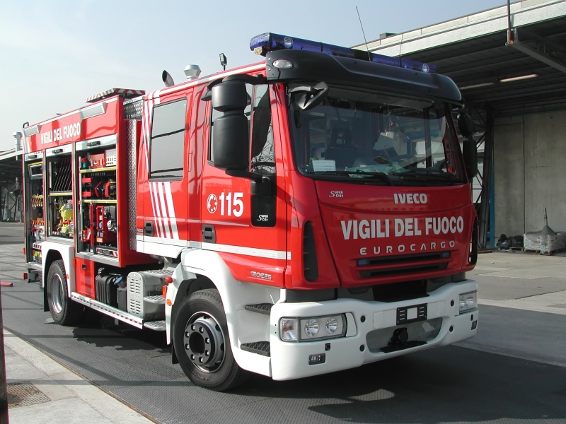 Incendio in agenzia immobiliare, indagini in corso