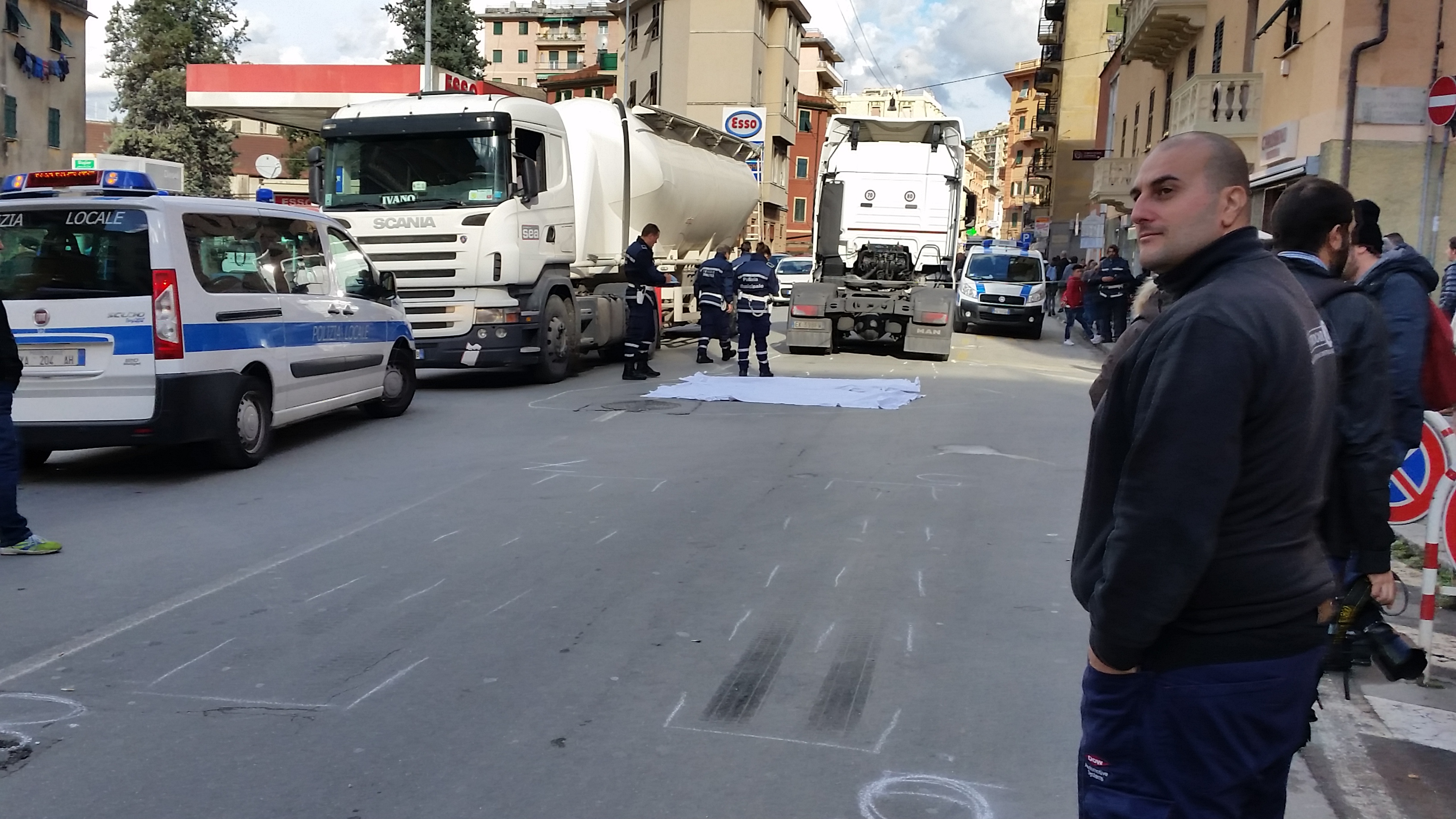 Travolta da tir mentre attraversa, anziana morta a Genova