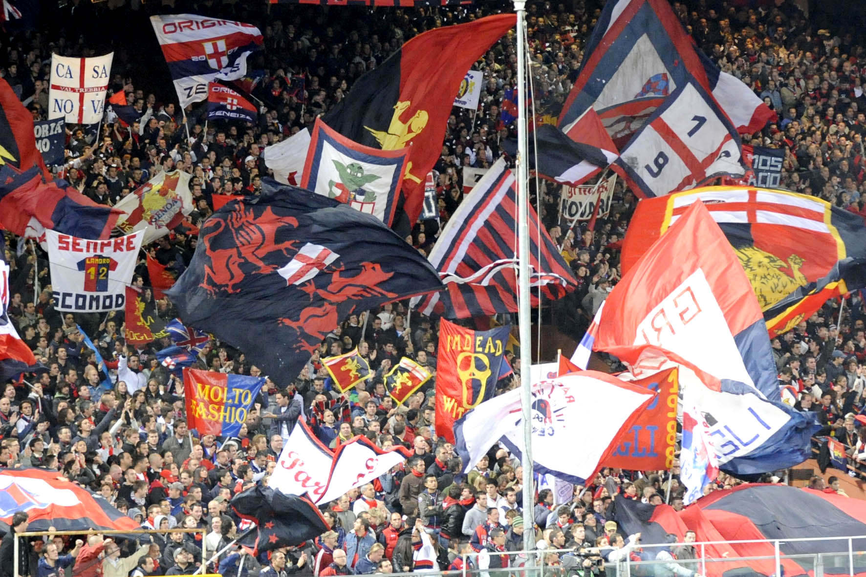 Tifosi Genoa, lunedì sera in vendita le magliette per 121 anni a favore degli alluvionati 