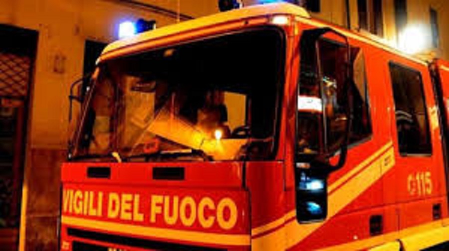 Incendio nel demolitore d'auto di Borzoli