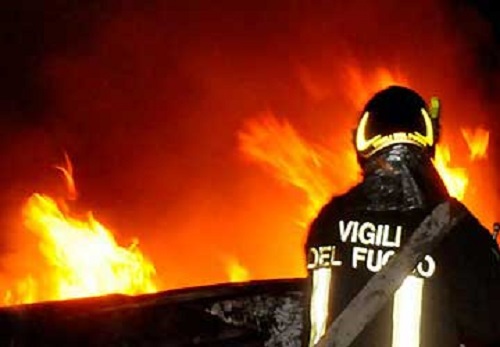 Bruciano quattro cassonetti e le fiamme investono centralina del gas