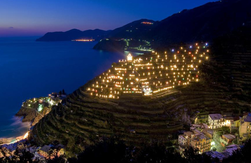 I fuochi artificiali per accendere il Presepe di Manarola