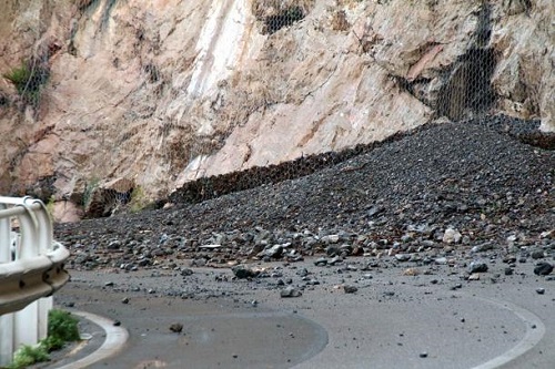 Isolati da una frana bloccano strada a Finale Ligure