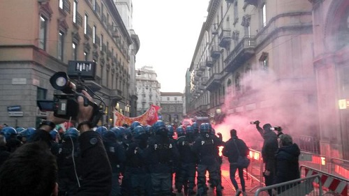 Scala, alla prima di Fidelio la polizia carica i centri sociali