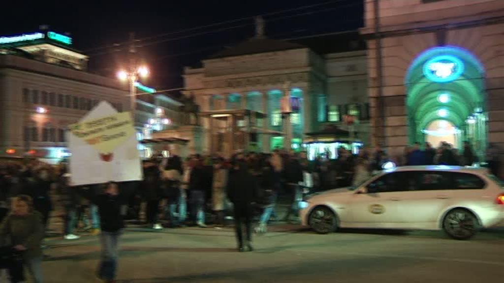 Autisti Amt bloccano Piazza De Ferrari, protesta sotto l'albero di Natale