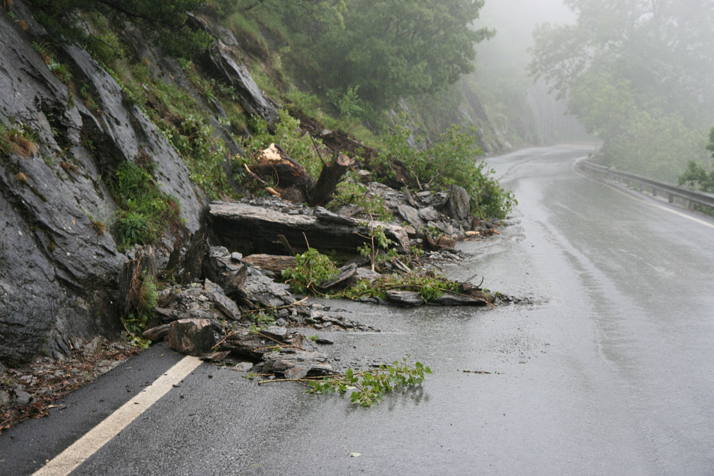 La terra frana ancora a Pegli, in via Carpenara