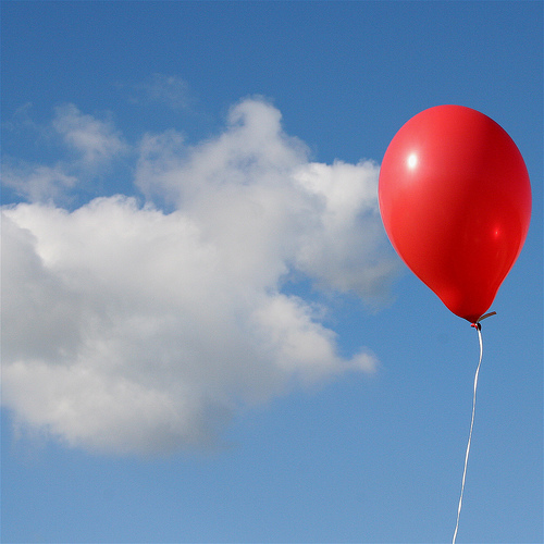 Bimba si ustiona per lo scoppio di un palloncino