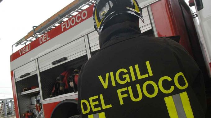 Baracca in fiamme, intossicata una donna