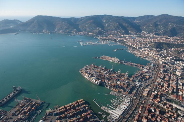 Uomo ferito alla mano nel porto della Spezia