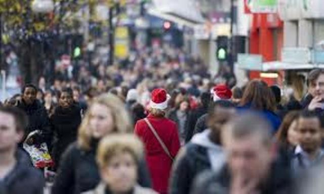 Shopping natalizio, la crisi morde e frena gli acquisti