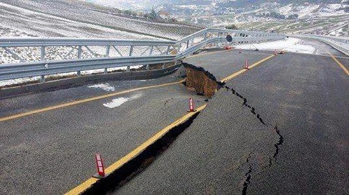 Viadotto inaugurato alla vigilia di Natale crolla a Capodanno: ira di Renzi