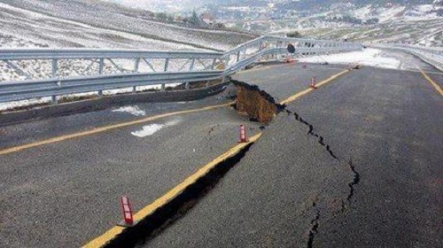 Viadotto inaugurato alla vigilia di Natale crolla a Capodanno