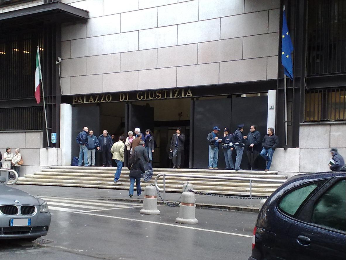 Uomo armato di coltello tenta di entrare nel Palazzo di Giustizia di Genova