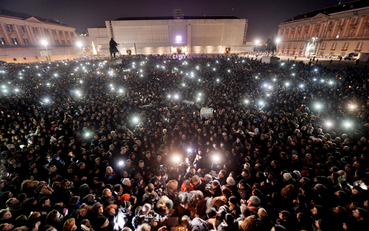 Almeno centomila persone in piazza a Napoli per il funerale di Pino Daniele 