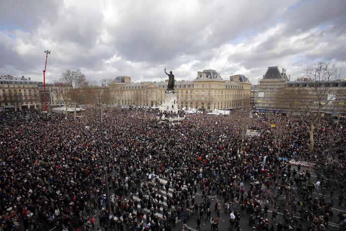 Charlie Hebdo, marcia nella capitale contro il terrore: la più grande della storia in Francia