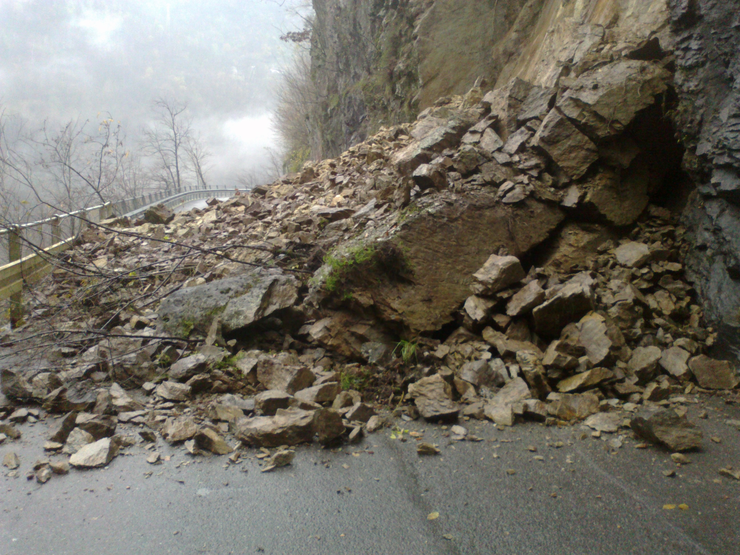 Massi sulla strada Aurelia chiusa tra Alassio e Albenga