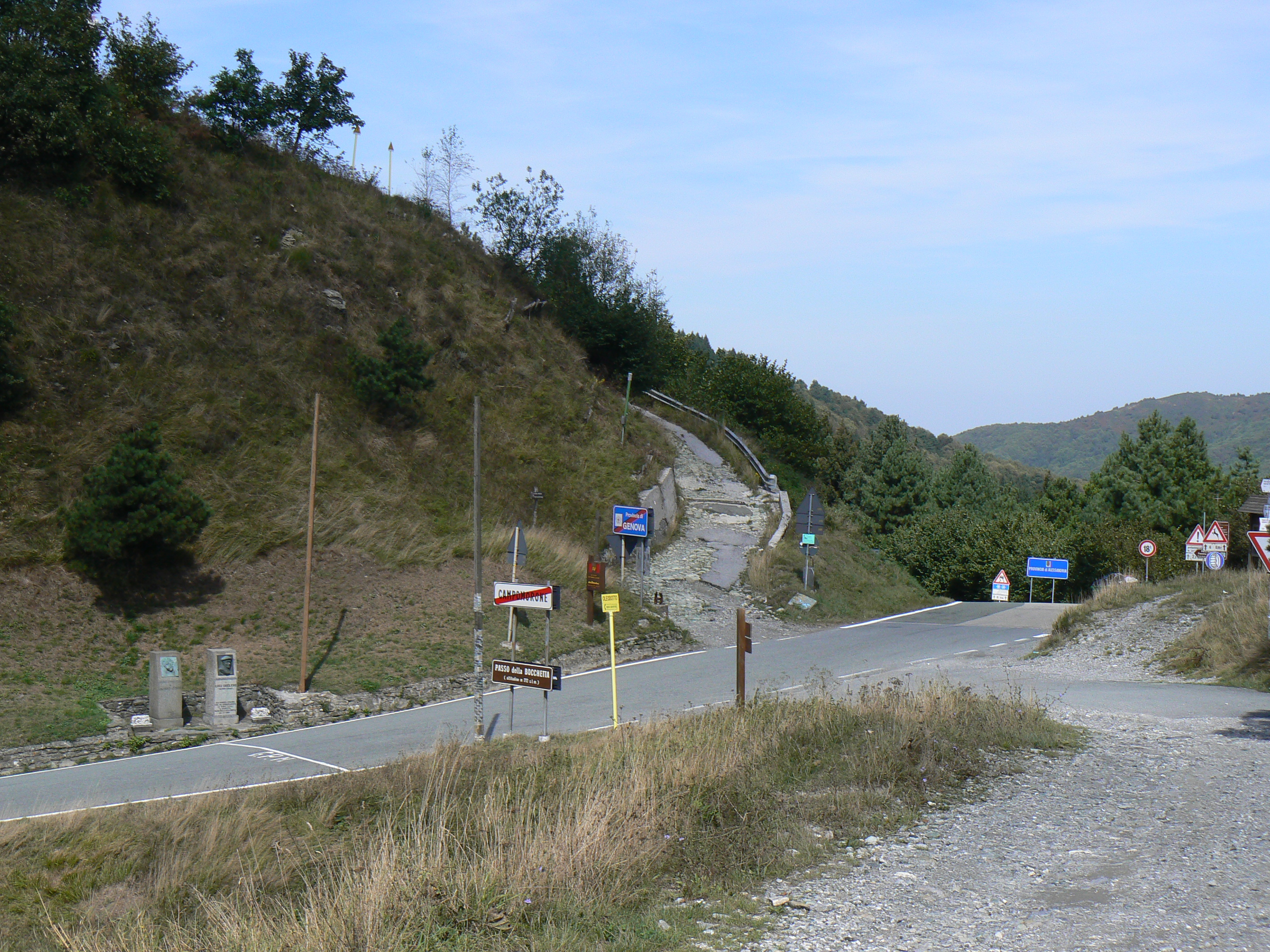 Passo della Bocchetta chiuso, disagi e residenti furibondi