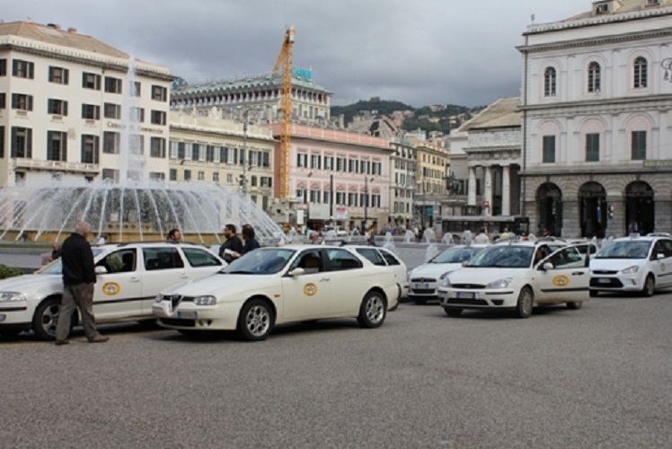 Prende a sprangate taxi in sosta, Benassi: 