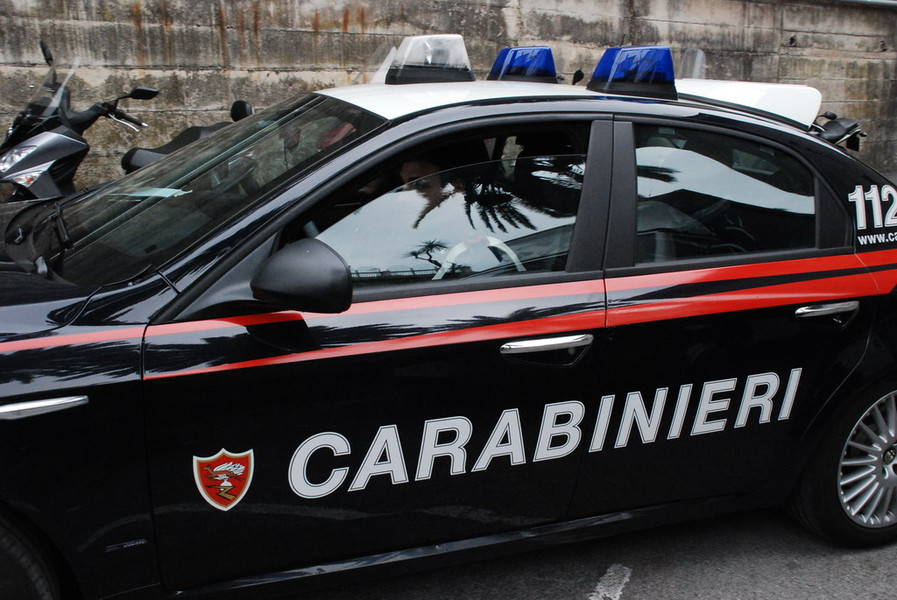 Incendio doloso distrugge auto di un commerciante a Bordighera 