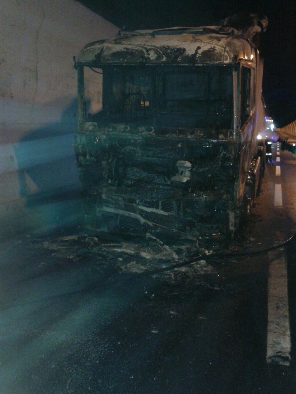 In fiamme un camion in galleria, evitata esplosione di una cisterna d'olio