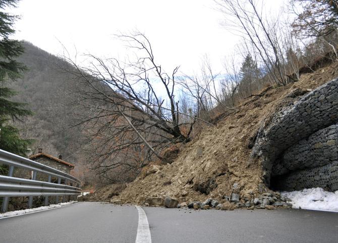 Frana su carreggiata, interrotta la provinciale della Scoglina 