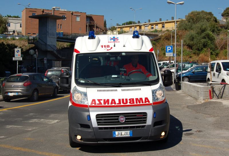 Si spezza un ramo e cade, grave giardiniere a Bordighera