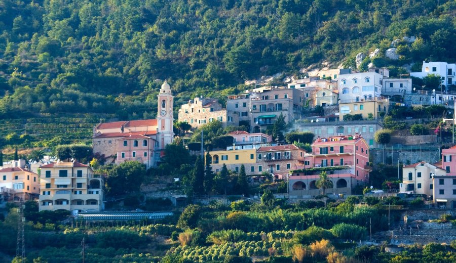 Stasera Viaggio in Liguria tra botteghe montane, neve e storie inedite