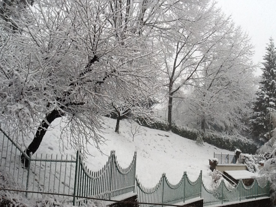 Spazzaneve nell'entroterra per i cumuli di neve provocati dal vento