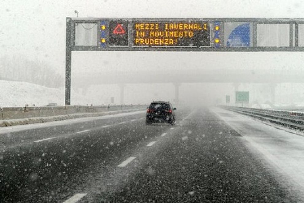 Tir in coda, nevica senza sosta al nord