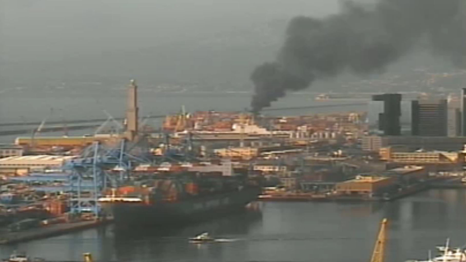 Incendio all'Ilva di Cornigliano, fumo denso su Genova