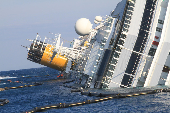 Naufragio Concordia: Schettino condannato a 16 anni, ma non va in prigione