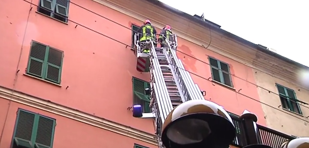 Incendio a Genova provocato da una candela, cinque intossicati