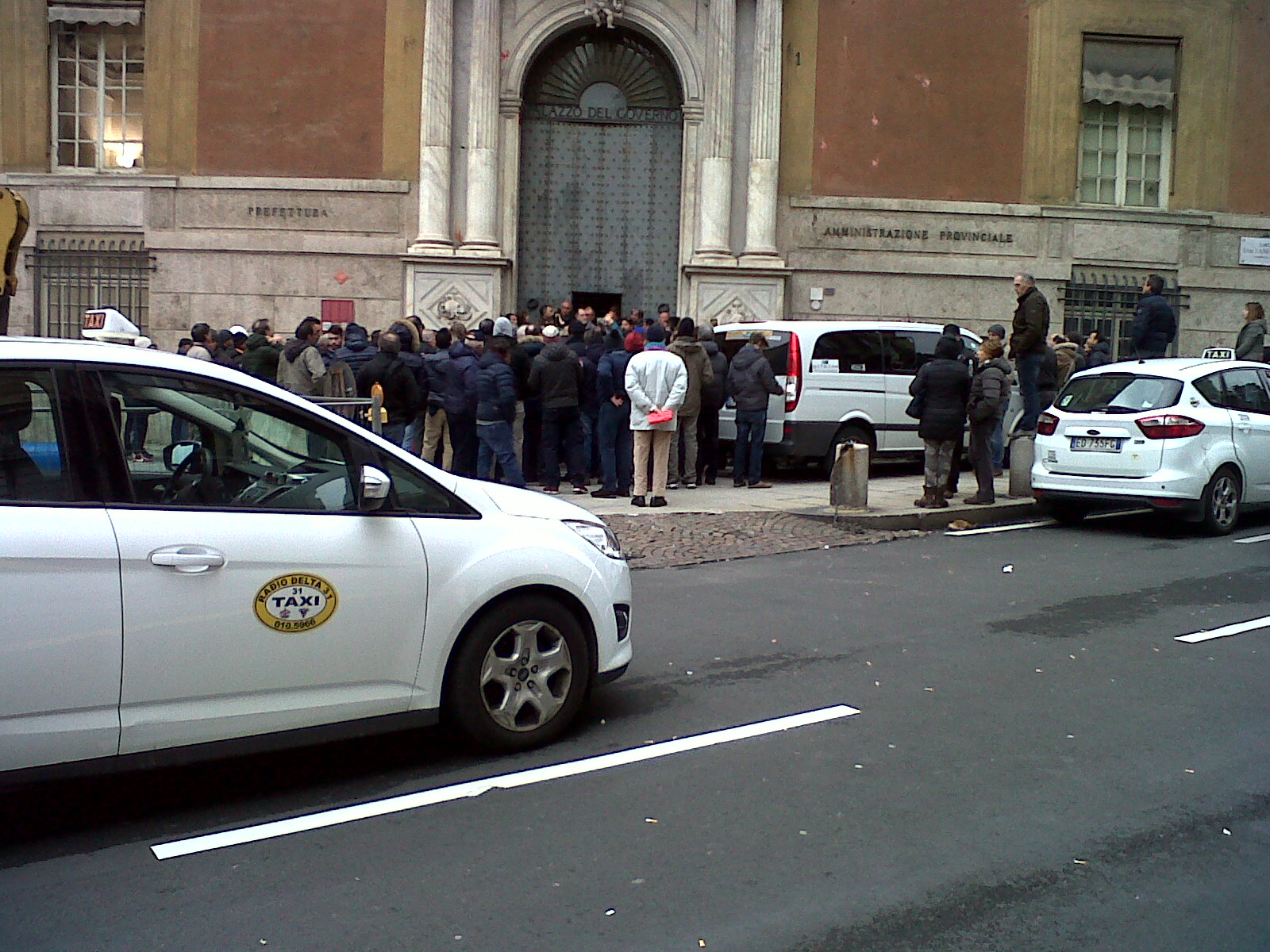 Uber, protesta dei tassisti nel centro di Genova: delegazione dal Prefetto