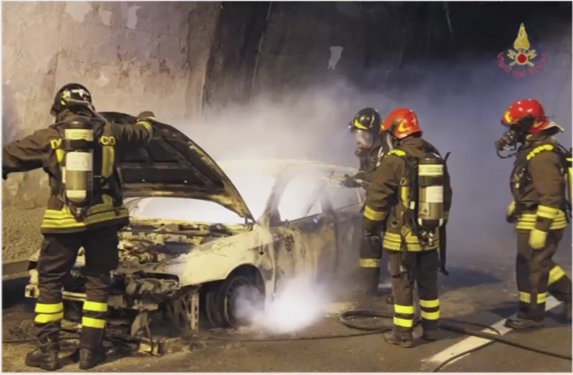 Paura sulla A26, auto prende fuoco in galleria