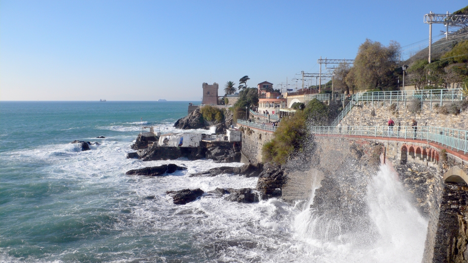 Il Comune di Genova vuole recuperare le panchine della passeggiata di Nervi 