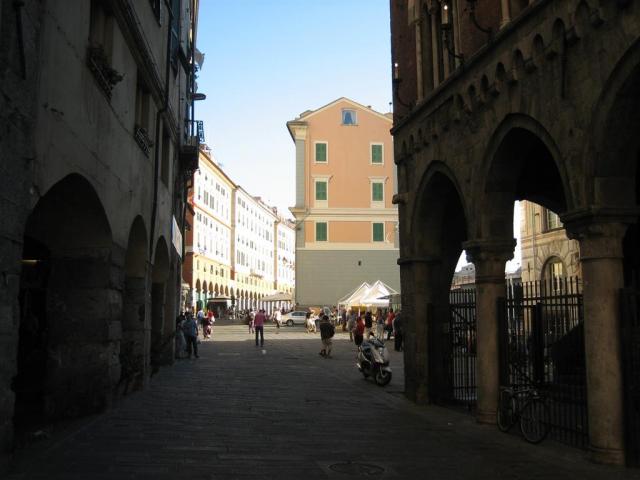 Spariscono i gazebo dal cuore di piazza Raibetta