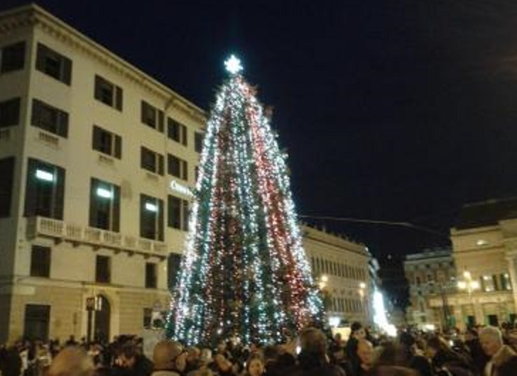 Sale su albero di Natale e insulta agenti, patteggia 8 mesi 