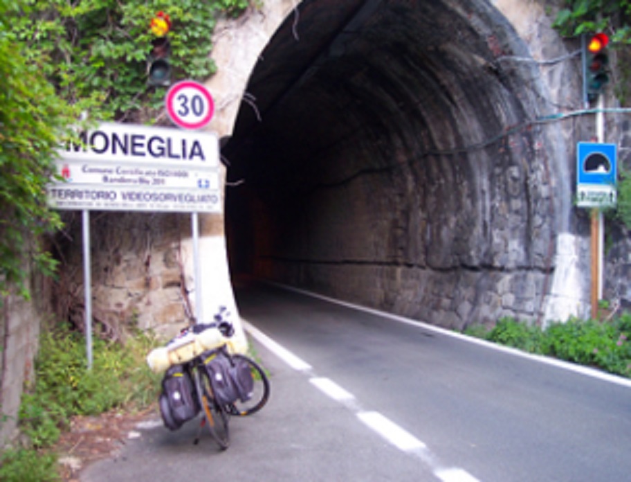 500 kg di esplosivo per frantumare il masso in bilico sulla carreggiata della strada Riva-Moneglia 