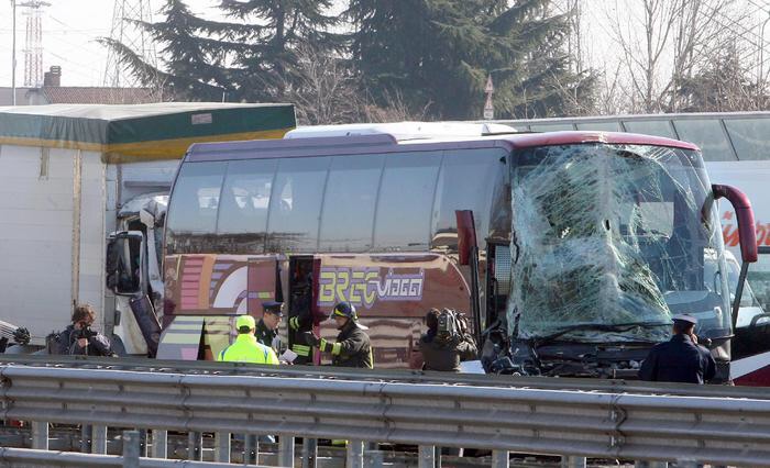 Tir contro pullman di una scolaresca, tragedia sfiorata sulla A4