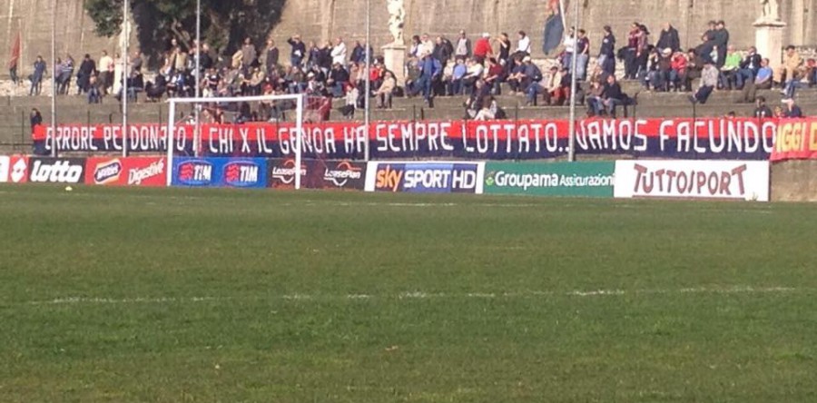 Genoa, alla ripresa della preparazione striscione dei tifosi pro Roncaglia